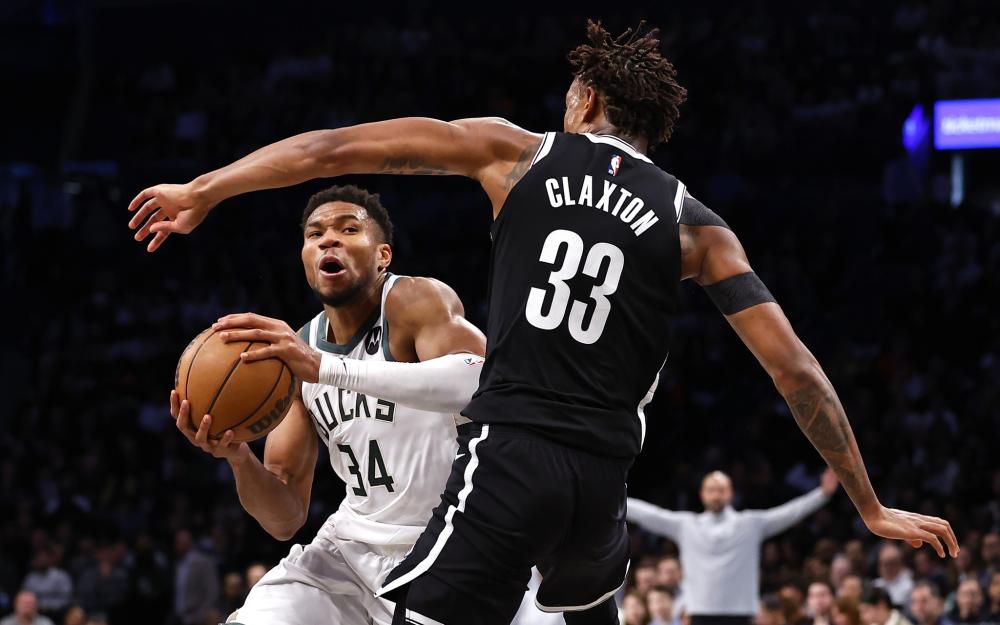 员随后对球 员随后对球